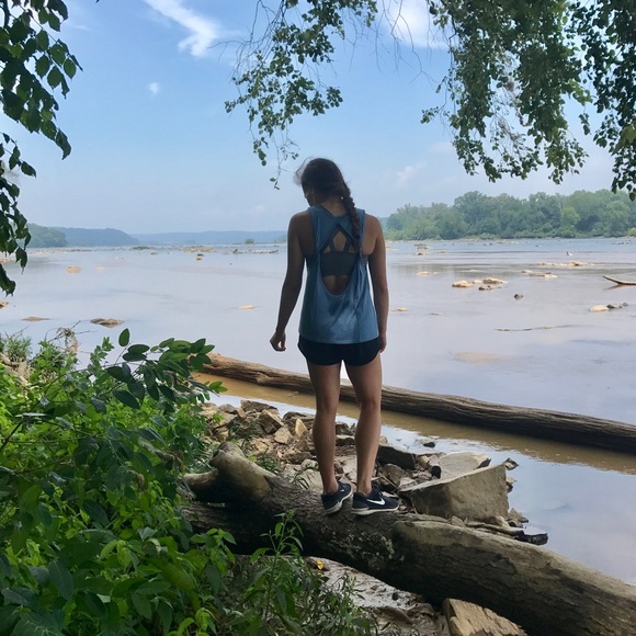 Meet your Posher, Lindsey - Picture 3 of 3